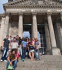 Junge Bremer Besucher vor dem Reichstagsgebäude